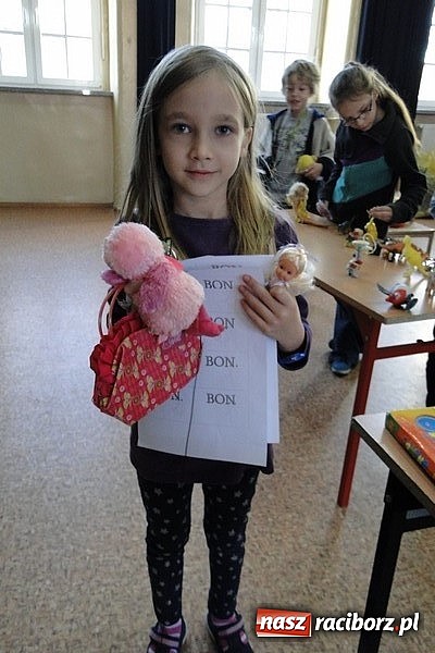 Zdjęcie w galerii na portalu naszraciborz.pl: Mikołajkowy Pchli Targ w Szkole Podstawowej nr 4 wiadomości z regionu