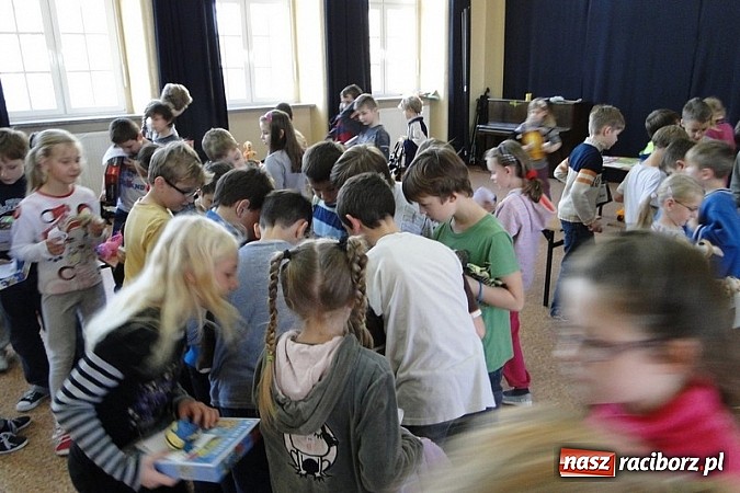 Zdjęcie w galerii na portalu naszraciborz.pl: Mikołajkowy Pchli Targ w Szkole Podstawowej nr 4 wiadomości z regionu