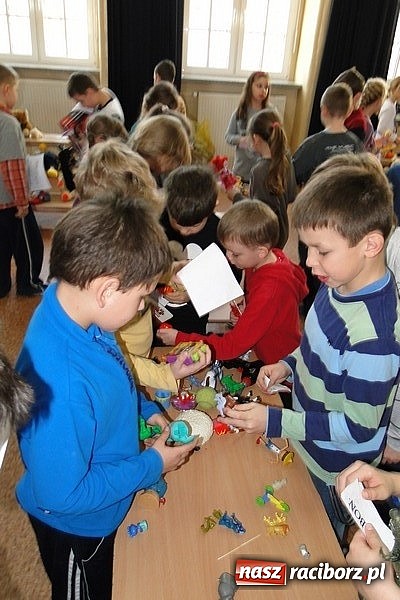 Zdjęcie w galerii na portalu naszraciborz.pl: Mikołajkowy Pchli Targ w Szkole Podstawowej nr 4 wiadomości z regionu
