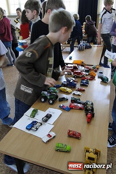 Zdjęcie w galerii na portalu naszraciborz.pl: Mikołajkowy Pchli Targ w Szkole Podstawowej nr 4 wiadomości z regionu