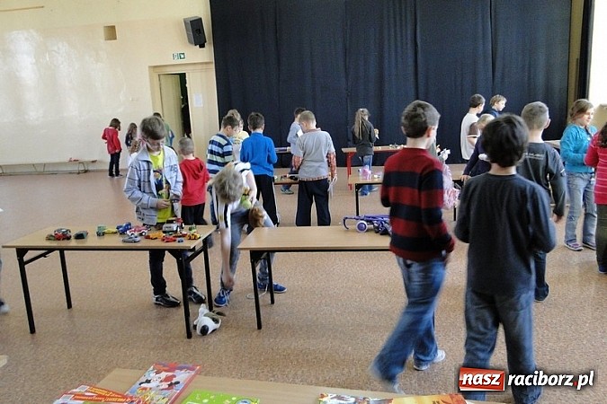 Zdjęcie w galerii na portalu naszraciborz.pl: Mikołajkowy Pchli Targ w Szkole Podstawowej nr 4 wiadomości z regionu