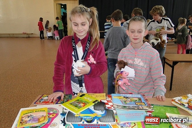 Zdjęcie w galerii na portalu naszraciborz.pl: Mikołajkowy Pchli Targ w Szkole Podstawowej nr 4 wiadomości z regionu