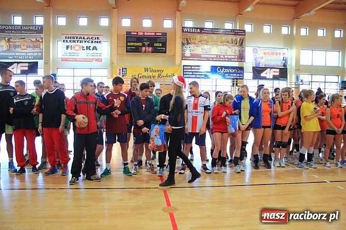 Zdjęcie w galerii na portalu naszraciborz.pl: Mikołajkowy Turniej Piłki Siatkowej w Rudniku wiadomości z regionu