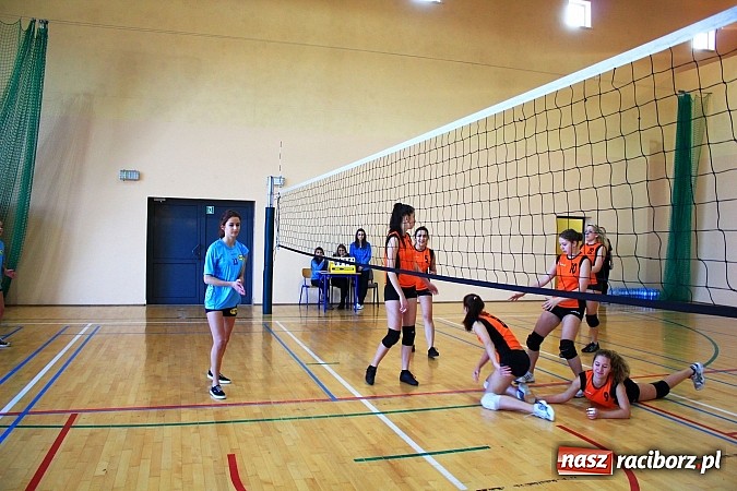 Zdjęcie w galerii na portalu naszraciborz.pl: Mikołajkowy Turniej Piłki Siatkowej w Rudniku wiadomości z regionu