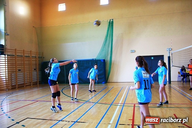 Zdjęcie w galerii na portalu naszraciborz.pl: Mikołajkowy Turniej Piłki Siatkowej w Rudniku wiadomości z regionu