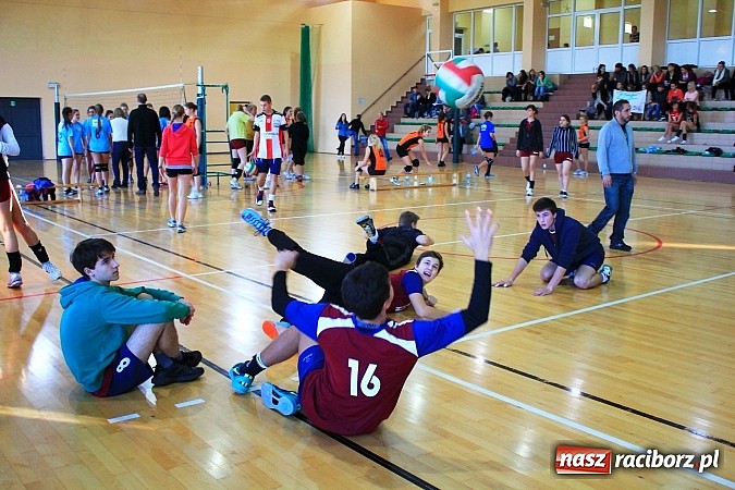 Zdjęcie w galerii na portalu naszraciborz.pl: Mikołajkowy Turniej Piłki Siatkowej w Rudniku wiadomości z regionu