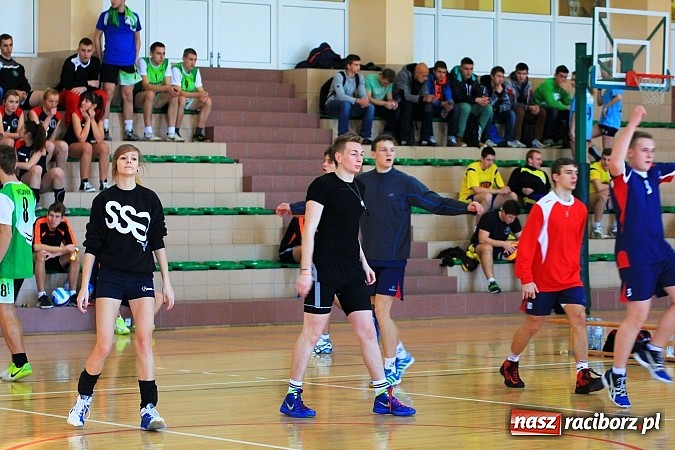 Zdjęcie w galerii na portalu naszraciborz.pl: Mikołajkowy Turniej Piłki Siatkowej w Rudniku wiadomości z regionu