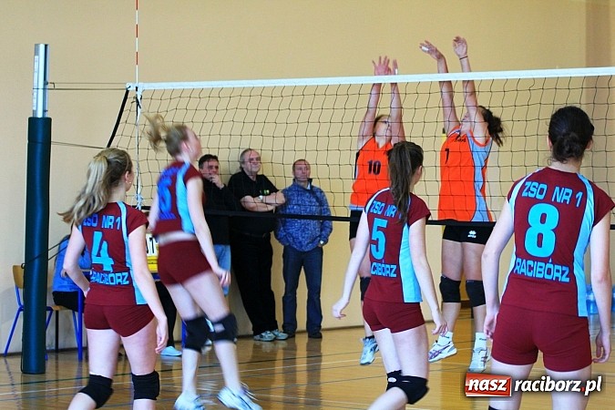 Zdjęcie w galerii na portalu naszraciborz.pl: Mikołajkowy Turniej Piłki Siatkowej w Rudniku wiadomości z regionu