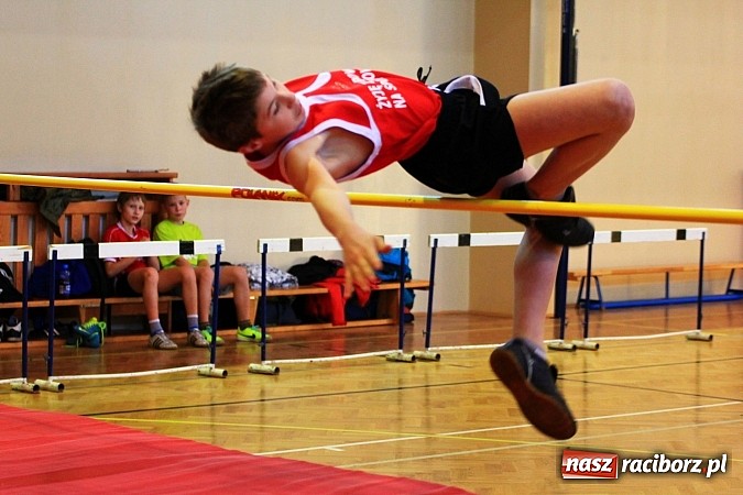 Zdjęcie w galerii na portalu naszraciborz.pl: Lekkoatletyczne zmagania uczni&oacute;w w ZSOMS wiadomości z regionu