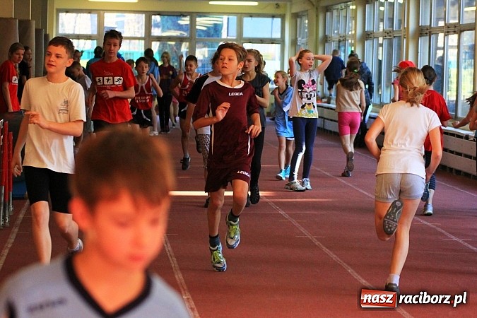 Zdjęcie w galerii na portalu naszraciborz.pl: Lekkoatletyczne zmagania uczni&oacute;w w ZSOMS wiadomości z regionu