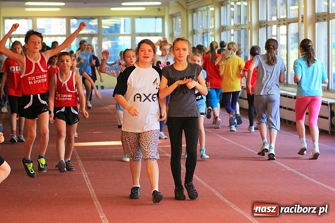 Zdjęcie w galerii na portalu naszraciborz.pl: Lekkoatletyczne zmagania uczni&oacute;w w ZSOMS wiadomości z regionu