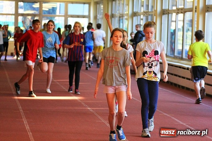 Zdjęcie w galerii na portalu naszraciborz.pl: Lekkoatletyczne zmagania uczni&oacute;w w ZSOMS wiadomości z regionu