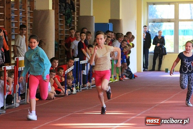 Zdjęcie w galerii na portalu naszraciborz.pl: Lekkoatletyczne zmagania uczni&oacute;w w ZSOMS wiadomości z regionu