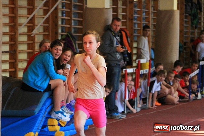 Zdjęcie w galerii na portalu naszraciborz.pl: Lekkoatletyczne zmagania uczni&oacute;w w ZSOMS wiadomości z regionu