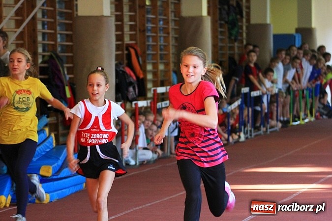Zdjęcie w galerii na portalu naszraciborz.pl: Lekkoatletyczne zmagania uczni&oacute;w w ZSOMS wiadomości z regionu