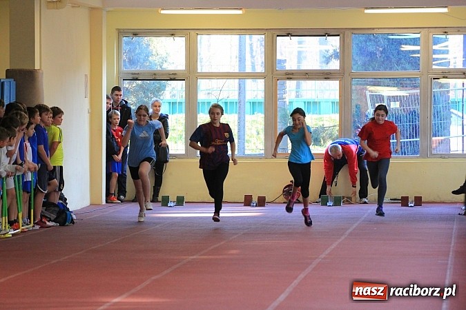 Zdjęcie w galerii na portalu naszraciborz.pl: Lekkoatletyczne zmagania uczni&oacute;w w ZSOMS wiadomości z regionu