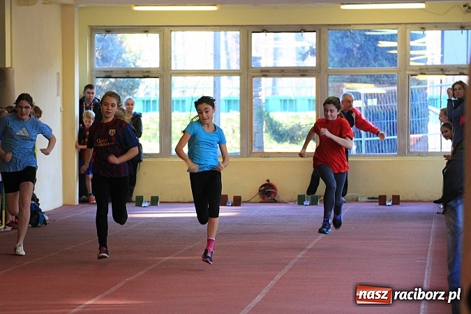 Zdjęcie w galerii na portalu naszraciborz.pl: Lekkoatletyczne zmagania uczni&oacute;w w ZSOMS wiadomości z regionu