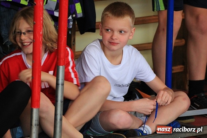 Zdjęcie w galerii na portalu naszraciborz.pl: Lekkoatletyczne zmagania uczni&oacute;w w ZSOMS wiadomości z regionu