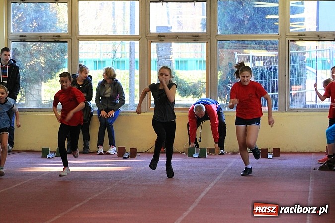 Zdjęcie w galerii na portalu naszraciborz.pl: Lekkoatletyczne zmagania uczni&oacute;w w ZSOMS wiadomości z regionu