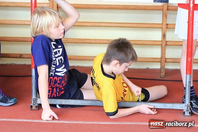 Zdjęcie w galerii na portalu naszraciborz.pl: Lekkoatletyczne zmagania uczni&oacute;w w ZSOMS wiadomości z regionu