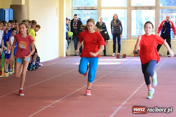 Zdjęcie w galerii na portalu naszraciborz.pl: Lekkoatletyczne zmagania uczni&oacute;w w ZSOMS wiadomości z regionu