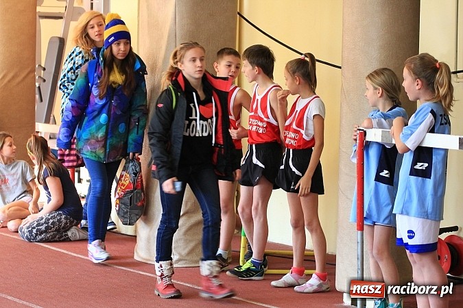 Zdjęcie w galerii na portalu naszraciborz.pl: Lekkoatletyczne zmagania uczni&oacute;w w ZSOMS wiadomości z regionu