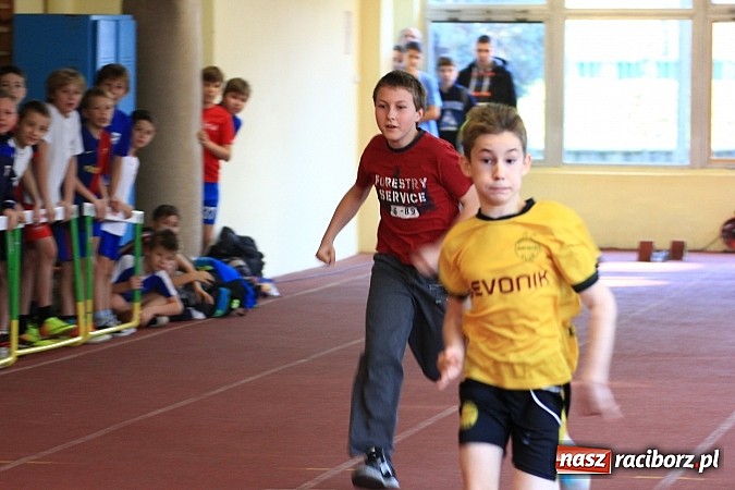 Zdjęcie w galerii na portalu naszraciborz.pl: Lekkoatletyczne zmagania uczni&oacute;w w ZSOMS wiadomości z regionu