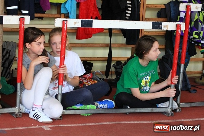 Zdjęcie w galerii na portalu naszraciborz.pl: Lekkoatletyczne zmagania uczni&oacute;w w ZSOMS wiadomości z regionu
