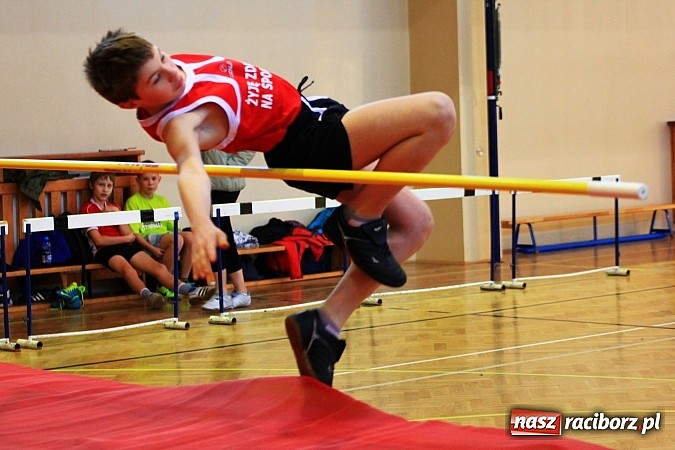 Zdjęcie w galerii na portalu naszraciborz.pl: Lekkoatletyczne zmagania uczni&oacute;w w ZSOMS wiadomości z regionu