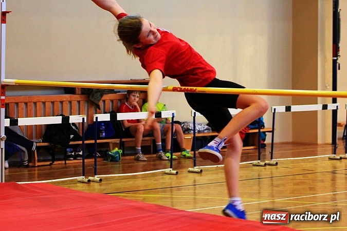 Zdjęcie w galerii na portalu naszraciborz.pl: Lekkoatletyczne zmagania uczni&oacute;w w ZSOMS wiadomości z regionu