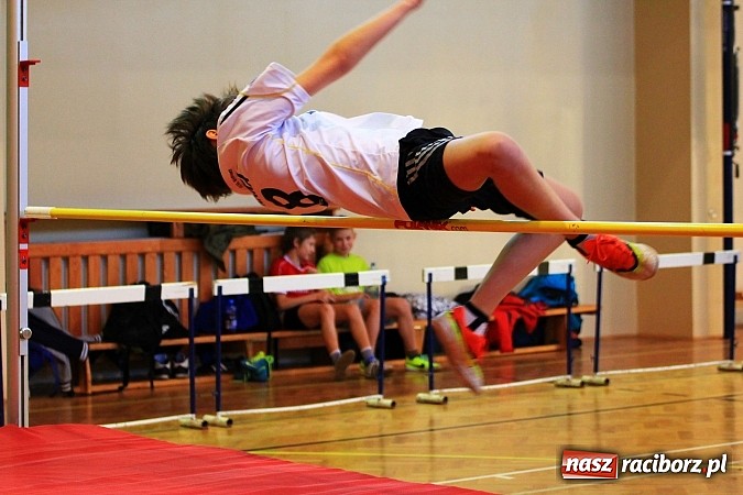 Zdjęcie w galerii na portalu naszraciborz.pl: Lekkoatletyczne zmagania uczni&oacute;w w ZSOMS wiadomości z regionu