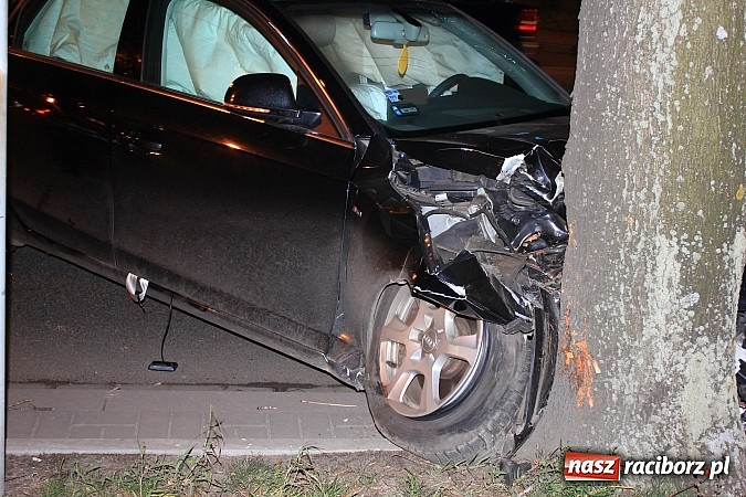 Zdjęcie w galerii na portalu naszraciborz.pl: Zderzenie audi i mazdy na Rybnickiej wiadomości z regionu