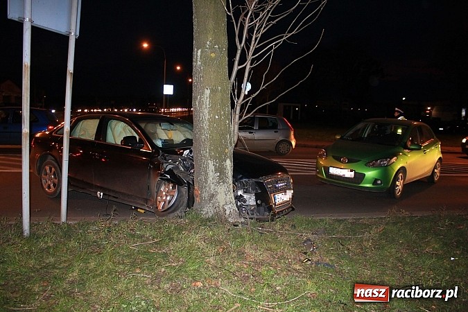 Zdjęcie w galerii na portalu naszraciborz.pl: Zderzenie audi i mazdy na Rybnickiej wiadomości z regionu