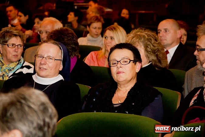 Zdjęcie w galerii na portalu naszraciborz.pl: Magdalena Walach na scenie w Raciborzu. Zobacz materiał wideo wiadomości z regionu