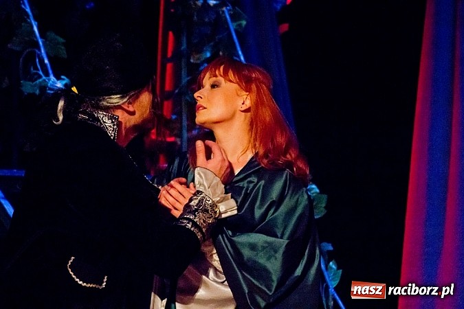 Zdjęcie w galerii na portalu naszraciborz.pl: Magdalena Walach na scenie w Raciborzu. Zobacz materiał wideo wiadomości z regionu