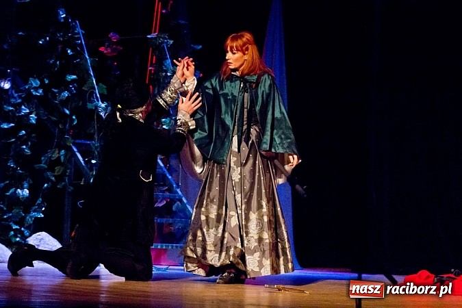 Zdjęcie w galerii na portalu naszraciborz.pl: Magdalena Walach na scenie w Raciborzu. Zobacz materiał wideo wiadomości z regionu