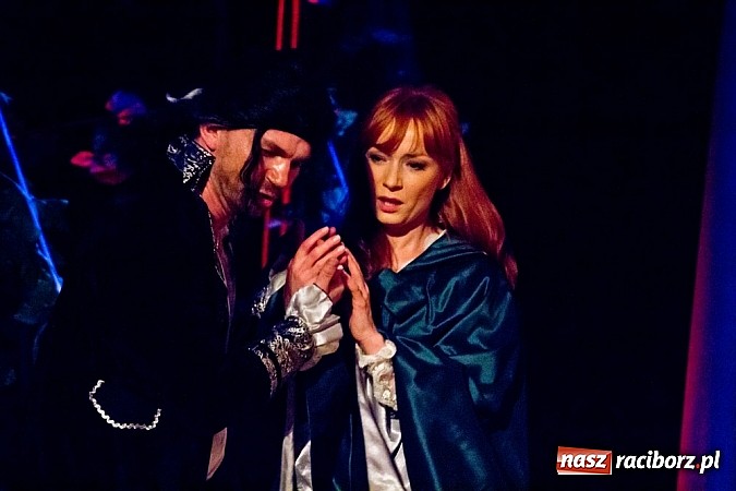 Zdjęcie w galerii na portalu naszraciborz.pl: Magdalena Walach na scenie w Raciborzu. Zobacz materiał wideo wiadomości z regionu