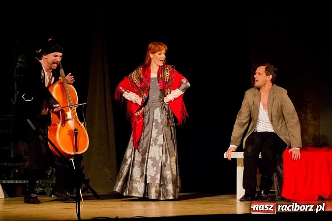 Zdjęcie w galerii na portalu naszraciborz.pl: Magdalena Walach na scenie w Raciborzu. Zobacz materiał wideo wiadomości z regionu