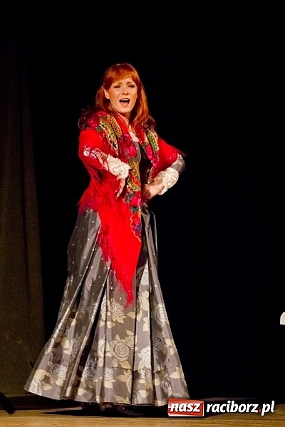 Zdjęcie w galerii na portalu naszraciborz.pl: Magdalena Walach na scenie w Raciborzu. Zobacz materiał wideo wiadomości z regionu