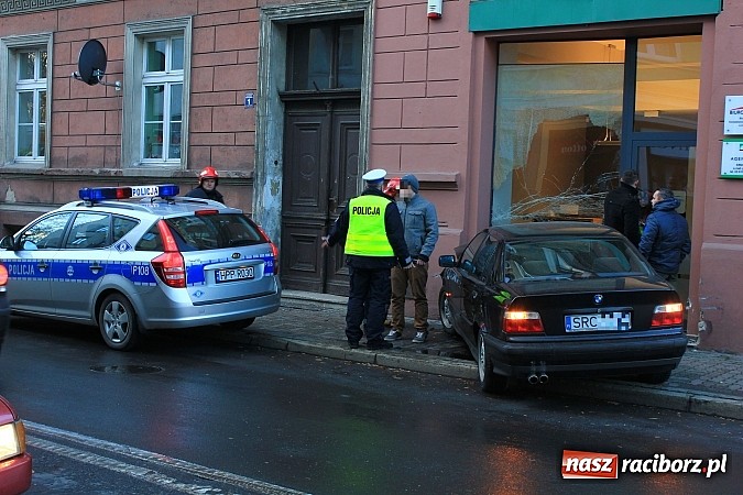 Zdjęcie w galerii na portalu naszraciborz.pl: Kierowca bmw wjechał w biuro rachunkowe wiadomości z regionu