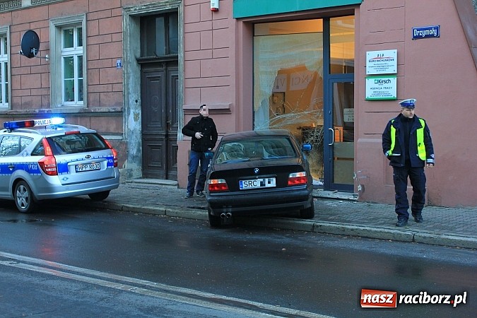 Zdjęcie w galerii na portalu naszraciborz.pl: Kierowca bmw wjechał w biuro rachunkowe wiadomości z regionu