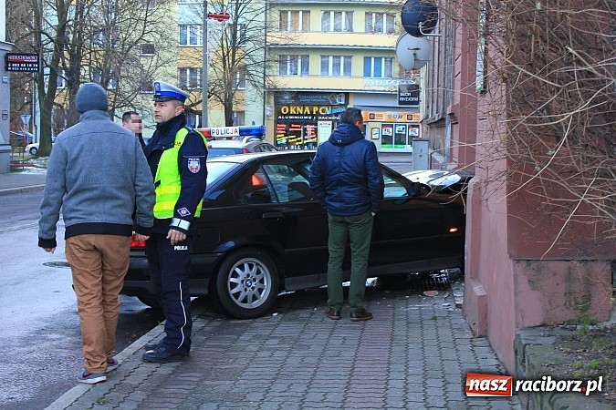 Zdjęcie w galerii na portalu naszraciborz.pl: Kierowca bmw wjechał w biuro rachunkowe wiadomości z regionu