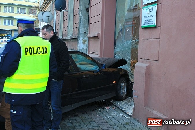 Zdjęcie w galerii na portalu naszraciborz.pl: Kierowca bmw wjechał w biuro rachunkowe wiadomości z regionu