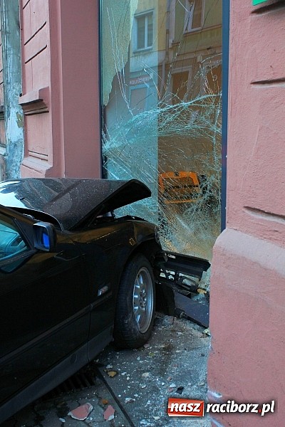 Zdjęcie w galerii na portalu naszraciborz.pl: Kierowca bmw wjechał w biuro rachunkowe wiadomości z regionu