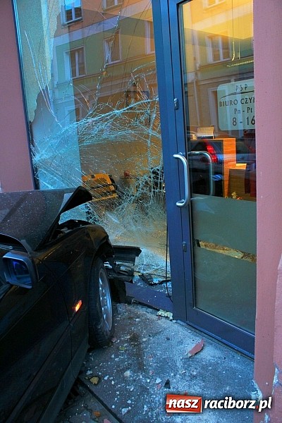 Zdjęcie w galerii na portalu naszraciborz.pl: Kierowca bmw wjechał w biuro rachunkowe wiadomości z regionu
