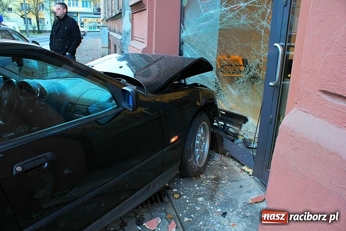 Zdjęcie w galerii na portalu naszraciborz.pl: Kierowca bmw wjechał w biuro rachunkowe wiadomości z regionu
