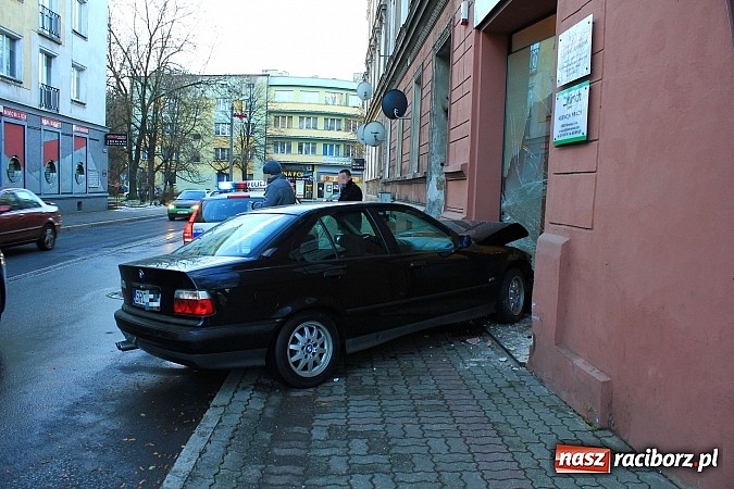 Zdjęcie w galerii na portalu naszraciborz.pl: Kierowca bmw wjechał w biuro rachunkowe wiadomości z regionu