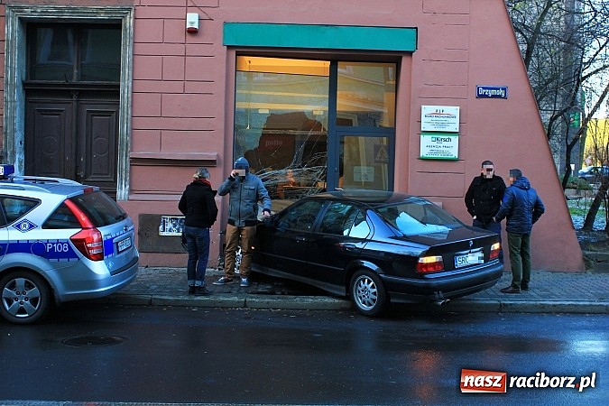 Zdjęcie w galerii na portalu naszraciborz.pl: Kierowca bmw wjechał w biuro rachunkowe wiadomości z regionu