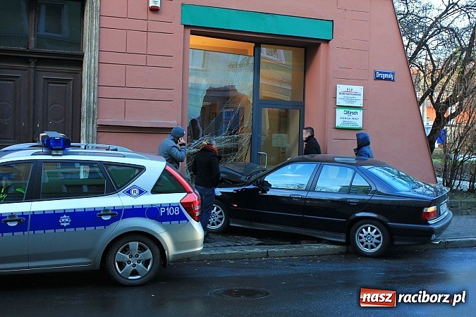 Zdjęcie w galerii na portalu naszraciborz.pl: Kierowca bmw wjechał w biuro rachunkowe wiadomości z regionu