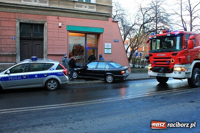 Zdjęcie w galerii na portalu naszraciborz.pl: Kierowca bmw wjechał w biuro rachunkowe wiadomości z regionu